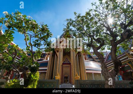 Bangkok, Thailand - 5. Dez. 2023: Flacher Blick auf den Wat Ratchabophit Tempel in Bangkok, Thailand. Stockfoto