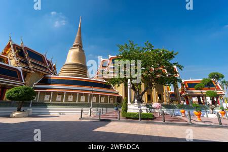 Bangkok, Thailand - 5. Dezember 2023: Auf dem Gelände des Tempels Wat Ratchabophit in Bangkok, Thailand. Stockfoto