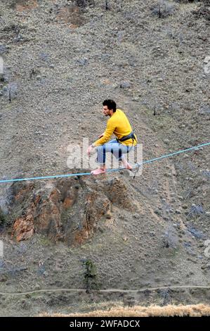 Einzelne männliche Slackline spazieren im Smith Rock State Park. Zentrum Von Oregon. Stockfoto