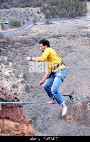 Einzelne männliche Slackline spazieren im Smith Rock State Park. Zentrum Von Oregon. Stockfoto