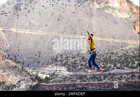 Einzelne männliche Slackline spazieren im Smith Rock State Park. Zentrum Von Oregon. Stockfoto