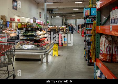 Palmer, Alaska. Leute, die im Three Bears Supermarkt in Alaska einkaufen. Three Bears Alaska ist ein familiengeführtes Lebensmittel- und Lagerhaus mit m Stockfoto