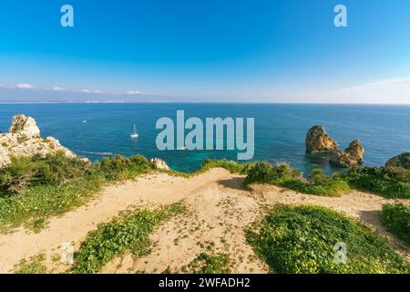 Küstenpfad entlang der Klippen mit atemberaubendem Blick auf versteckte Buchten, Strände und Felsformationen in Lagos, Algarve, Portugal Stockfoto