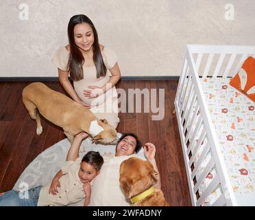 Glückliche Familie, die Zeit miteinander verbringt Stockfoto