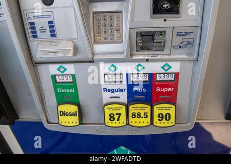 Valdez, Alaska. Hohe Gaspreise mit Gaspumpe, die verschiedene Mischungen anzeigt. Stockfoto