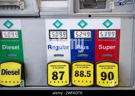 Valdez, Alaska. Hohe Gaspreise mit Gaspumpe, die verschiedene Mischungen anzeigt. Stockfoto