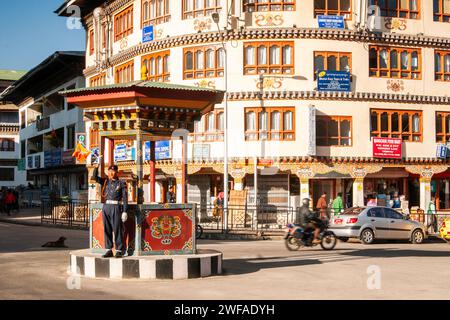 Die einzige Verkehrsampel im Land ist ein Polizist, der an der geschäftigsten Kreuzung der Hauptstadt, Thimpu, steht, um Autos und Radfahrer anzuweisen. Stockfoto