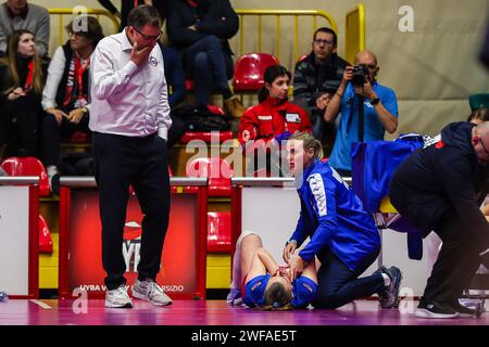 Busto Arsizio, Italien. Januar 2024. Adelina Ungureanu #19 von Pinerolo wurde beim Spiel der Serie A1 Women 2023/2024 zwischen UYBA Volley und Pinerolo in der E-Work Arena verletzt. Endpunktzahl: UYBA Volley 2:3 Pinerolo. Quelle: SOPA Images Limited/Alamy Live News Stockfoto