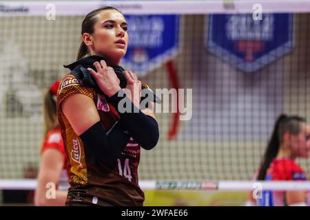 Busto Arsizio, Italien. Januar 2024. Giorgia Zannoni #14 von UYBA Volley wurde beim Spiel der Serie A1 Women 2023/2024 zwischen UYBA Volley und Pinerolo in der E-Work Arena gesehen. Endpunktzahl: UYBA Volley 2:3 Pinerolo. Quelle: SOPA Images Limited/Alamy Live News Stockfoto