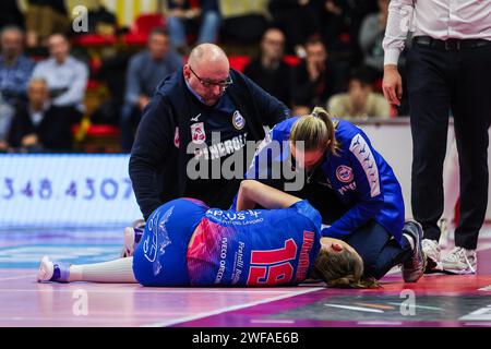 Busto Arsizio, Italien. Januar 2024. Adelina Ungureanu #19 von Pinerolo wurde beim Spiel der Serie A1 Women 2023/2024 zwischen UYBA Volley und Pinerolo in der E-Work Arena verletzt. Endpunktzahl: UYBA Volley 2:3 Pinerolo. Quelle: SOPA Images Limited/Alamy Live News Stockfoto