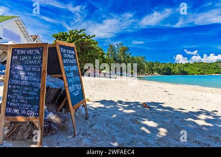 Restaurant Menü Brett Display, Choeng Mon Strand, Bo Phut, Ko Samui, Thailand Stockfoto