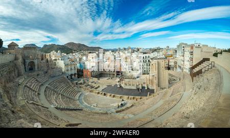 Panoramablick auf das römische Amphitheater in Cartagena Spanien mit dramatischem, bewölktem blauem Himmel Stockfoto