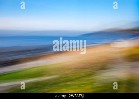 Die langsame horizontale Kamerabewegung (ICM) erfasst das Wesen, die Formen und Farben des wunderschönen White Rock Beach und der Semiahmoo Bay an einem sonnigen Tag. Stockfoto