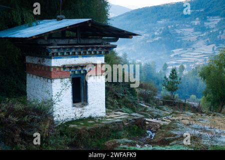 Winziges bhutanisches Lagergebäude auf einer Farm über Reiserouten im Dorf Ogyen Choling, Bumthang Valley, Bhutan an einem frostigen Morgen Stockfoto