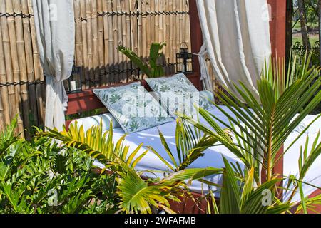 Sommersonnbett - Wohnanlage im Resort-Stil. Stockfoto