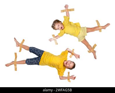 Kinder mit Klebeband isoliert auf weißem Hintergrund Stockfoto