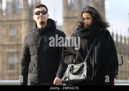 London, Großbritannien. Januar 2024. Touristen spazieren auf der Westminster Bridge in London an einem windigen Tag in der Hauptstadt. (Foto: Steve Taylor/SOPA Images/SIPA USA) Credit: SIPA USA/Alamy Live News Stockfoto