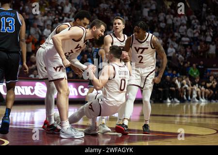 Blacksburg, VA, USA. Januar 2024. Die Virginia Tech Hokies feiern im Cassell Coliseum in Blacksburg, VA, einen Foul Call während des NCAA-Basketballspiels zwischen den Duke Blue Devils und den Virginia Hokies. Jonathan Huff/CSM/Alamy Live News Stockfoto