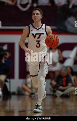 Blacksburg, VA, USA. Januar 2024. Der Virginia Tech Hokies-Wachmann Sean Pedulla (3) übernimmt den Ball während des NCAA-Basketballspiels zwischen den Duke Blue Devils und den Virginia Hokies im Cassell Coliseum in Blacksburg, VA. Jonathan Huff/CSM/Alamy Live News Stockfoto