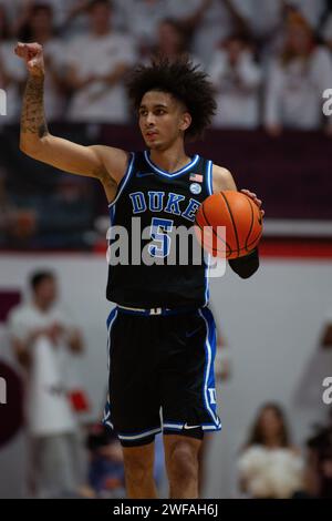 Blacksburg, VA, USA. Januar 2024. Duke Blue Devils Guard Tyrese Proctor (5) signalisiert seinem Team während des NCAA-Basketballspiels zwischen den Duke Blue Devils und den Virginia Hokies im Cassell Coliseum in Blacksburg, VA. Jonathan Huff/CSM/Alamy Live News Stockfoto