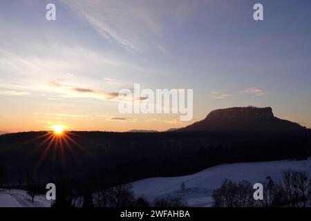 Blick auf Lilienstein, Elbsandsteingebirge im Winter, Sachsen, Deutschland Stockfoto