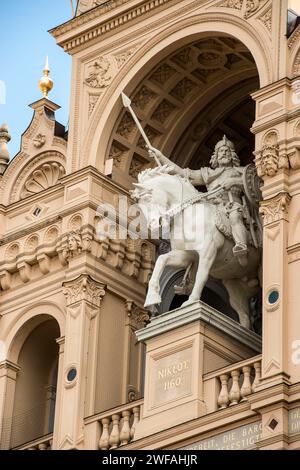 Schloss Schwerin, Vorderfassade mit Reiterstatue von Prinz Niklot in Kriegsrüstung mit Speer und Schild auf einem mächtigen Pferd, Künstler: Christian Stockfoto