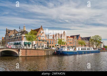 Haarlem Niederlande, Zeitraffer der Skyline der Stadt am Kanalufer Stockfoto