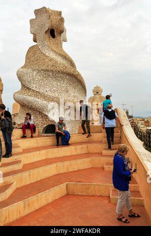 Touristengruppe, helikaler Kamin im Garten der Krieger, Mosaik, Dachterrasse, Museum, Kulturzentrum, Casa Mila, Casa Mila, Barcelona, Spanien Stockfoto