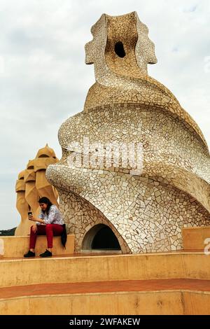 Schraubenförmiger Kamin im Garten der Krieger, Mosaik, Dachterrasse, Museum, Kulturzentrum, Casa Mila, Casa Mila, Barcelona, Spanien Stockfoto