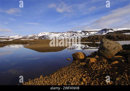 Felsenumrahmtes Schmelzwasserbecken in der Fjardarheidi-Bergkette bei Seydisfjordur, Ost-Island Stockfoto