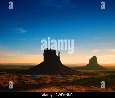 Elephant Butte gesehen über der Wüste-Boden mit Dorn-Peeling, andere Buttes im Abstand, Monument Valley, Utah und Arizona, USA Stockfoto