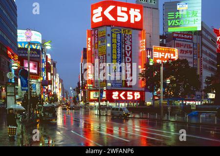 Neonbeleuchteten Hochhäuser an einem nassen Abend im Vergnügungsviertel Shinjuku, Tokyo, Japan Stockfoto