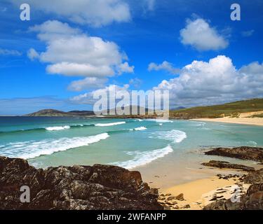 Leistungsschalter roll in weißen Sandstrand an der Bucht von horgabost Scarasta, Harris, Äußere Hebriden, Westschottland Stockfoto