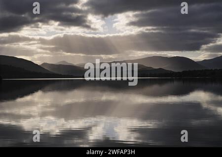 Sonnenstrahlen und hinterleuchtete Wolken über Loch Tulla, Rannoch Moor, Scottish Highlands, Großbritannien Stockfoto