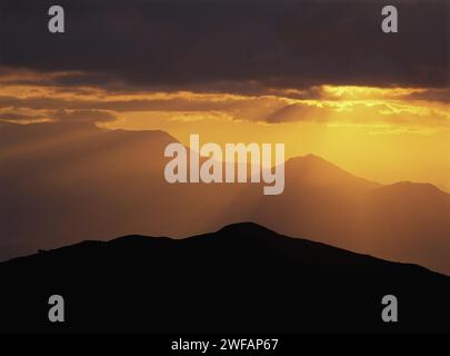 Sonnenaufgang über dem Bergrücken des Vorgebirges bei Ghul Bhanjyang in der Helambu Region Zentral-Nepal Stockfoto