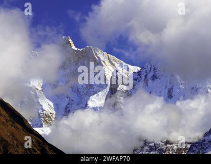 Am Nachmittag Nebel und Wolken versammeln sich um den dramatischen Höhepunkt Jannu in der Kangchenjunga Region Osten Nepals Stockfoto