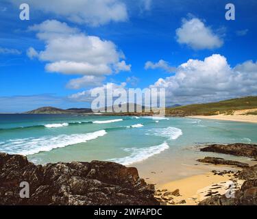 Leistungsschalter roll in weißen Sandstrand an der Bucht von horgabost Scarasta, Harris, Äußere Hebriden, Westschottland Stockfoto