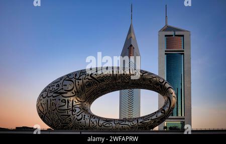 Museum of the Future, hinter Jumeirah Emirates Towers, Wolkenkratzern, Downtown, Finanzviertel, Abendlicht, Dubai, Vereinigte Arabische Emirate, VAR Stockfoto