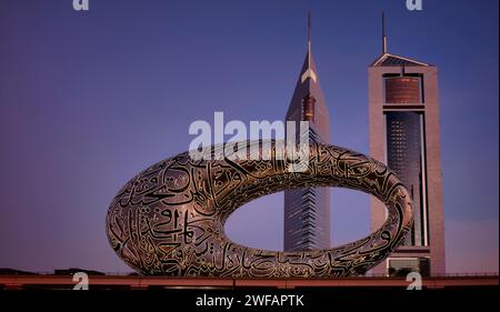 Nachtsichtmuseum der Zukunft, dahinter Jumeirah Emirates Towers, Wolkenkratzer, Downtown, Financial District, Abendlicht, Blue Hour, Dubai, Unite Stockfoto