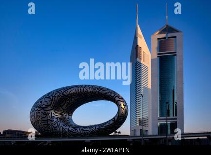 Museum of the Future, hinter Jumeirah Emirates Towers, Wolkenkratzern, Downtown, Finanzviertel, Abendlicht, Dubai, Vereinigte Arabische Emirate, VAR, ASI Stockfoto