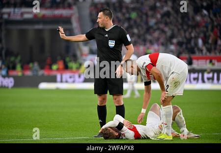 Verletzung Maximilian Mittelstaedt VfB Stuttgart (07) am Boden, Waldemar Anton VfB Stuttgart (02) und Schiedsrichter Sven Jablonski kümmern sich um die Verletzung Stockfoto