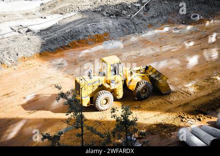 Bagger gräbt das Land Stockfoto