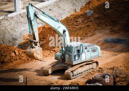 Bagger gräbt das Land Stockfoto