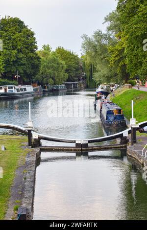 Cambridge, Vereinigtes Königreich - 26. Juni 2010: Das geschlossene Tor zum Kanal am Fluss Cam mit den Schmalbooten. Cambridge. Cambridgeshire. Vereinigtes Königreich Stockfoto