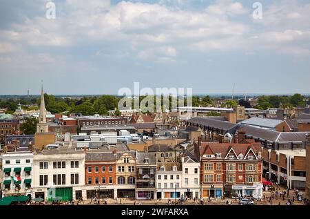 Cambridge, Vereinigtes Königreich - 26. Juni 2010: Blick auf den Market Hill mit dem markanten Turm der Heiligen Dreifaltigkeitskirche von der Heiligen Maria der Großen Stockfoto