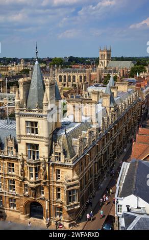 Cambridge, Vereinigtes Königreich - 26. Juni 2010: Gonville and Caius College (Caius), eines der ältesten Colleges von Cambridge. Der Blick vom Turm von St. Stockfoto