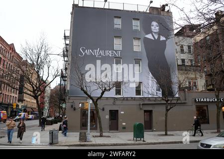 New York City, Usa. Januar 2024. Die Sängerlegende Diana Ross ist das neue Gesicht der Saint Laurent Kampagne mit einer großen Werbetafel in Soho, New York City, NY, USA am 29. Januar 2024. Foto: Charles Guerin/ABACAPRESS.COM Credit: Abaca Press/Alamy Live News Stockfoto