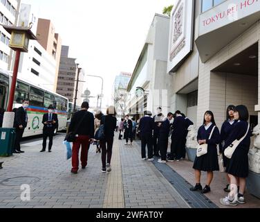 Japanische High School Mädchen in ihrer Schuluniform. Kobe, Japan. Stockfoto