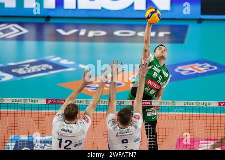 Kezierzyn Kozle, Polen. Januar 2024. Andreas Takvam von ZAKSA Kedzierzyn-Kozle (L), Lukasz Kaczmarek von ZAKSA Kedzierzyn-Kozle (C) und Nicolas Szerszen von AZS Olsztyn (R) in Aktion während des Volleyballspiels PlusLiga 2023/2024 zwischen ZAKSA Kedzierzyn-Kozle und AZS Olsztyn in Hall ( ZAKSA Kedzierzyn-Kozle). Endpunktzahl; ZAKSA Kedzierzyn-Kozle 3:2 (19:25, 25:20, 27:29, 25:23, 15:13) AZS Olsztyn. (Foto: Grzegorz Wajda/SOPA Images/SIPA USA) Credit: SIPA USA/Alamy Live News Stockfoto