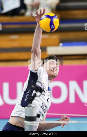 Kezierzyn Kozle, Polen. Januar 2024. Lukasz Kaczmarek von ZAKSA Kedzierzyn-Kozle wurde während des Volleyballspiels PlusLiga 2023/2024 zwischen ZAKSA Kedzierzyn-Kozle und AZS Olsztyn in Hall (ZAKSA Kedzierzyn-Kozle) gesehen. Endpunktzahl; ZAKSA Kedzierzyn-Kozle 3:2 (19:25, 25:20, 27:29, 25:23, 15:13) AZS Olsztyn. (Foto: Grzegorz Wajda/SOPA Images/SIPA USA) Credit: SIPA USA/Alamy Live News Stockfoto